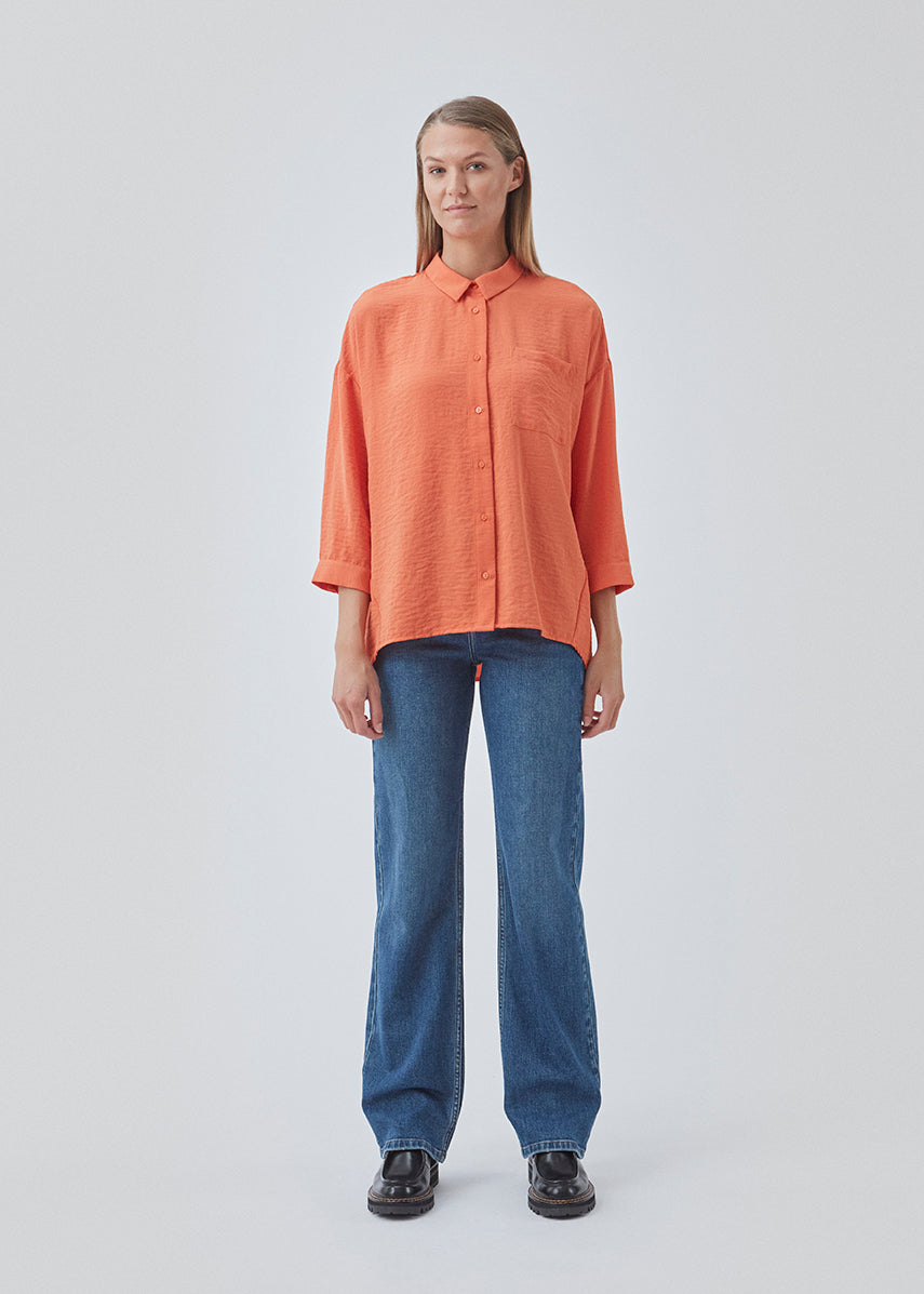 Beautiful shirt in a classic design in orange. Alexis shirt has a collar and is closed at front by buttons. The shirt has 3/4 lenght sleeves and a chest pocket, which adds details. The model is 174 cm and wears a size S/36