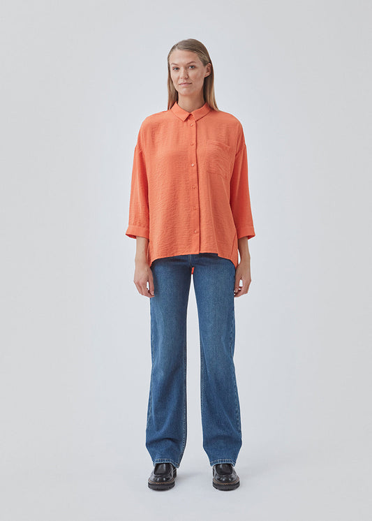 Beautiful shirt in a classic design in orange. Alexis shirt has a collar and is closed at front by buttons. The shirt has 3/4 lenght sleeves and a chest pocket, which adds details. The model is 174 cm and wears a size S/36