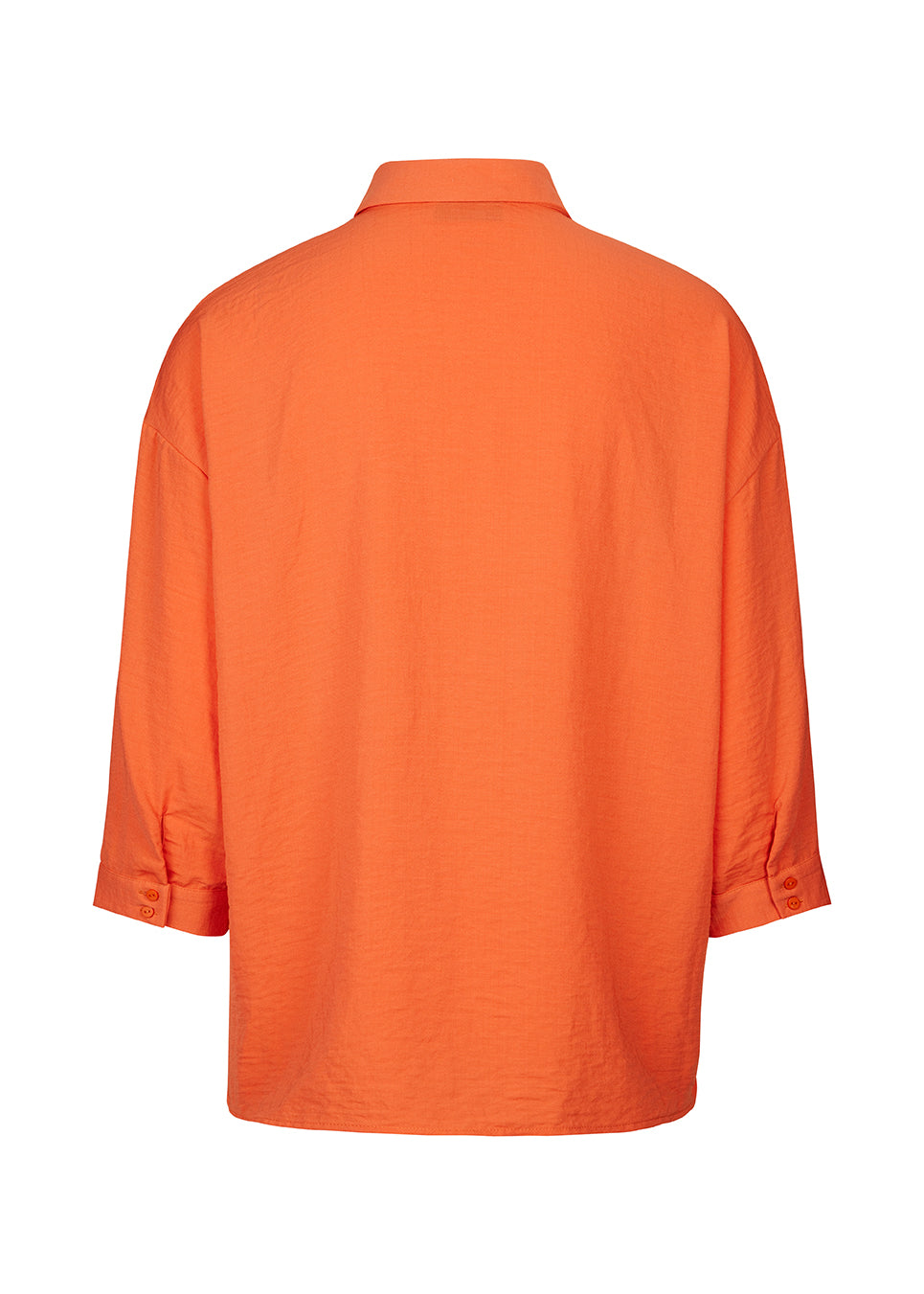 Beautiful shirt in a classic design in orange. Alexis shirt has a collar and is closed at front by buttons. The shirt has 3/4 lenght sleeves and a chest pocket, which adds details. The model is 174 cm and wears a size S/36